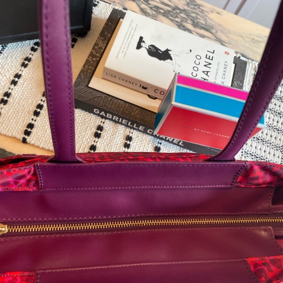 SOLD OUT Bergdoff Goodman Marc Marc Jacobs
Isa-Print Clara Tote - Picture 10 of 15